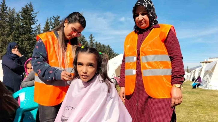 Çadır kentteki depremzedelere gönüllü tıraş hizmeti
