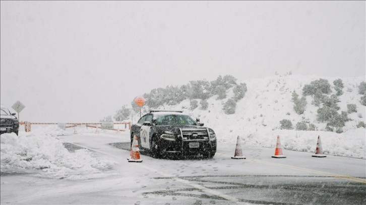 California'da etkili olan şiddetli yağış ve kar fırtınası hayatı olumsuz etkiliyor