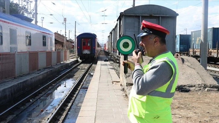 Çalıştığı tren garı depremin ardından hem evi hem iş yeri oldu