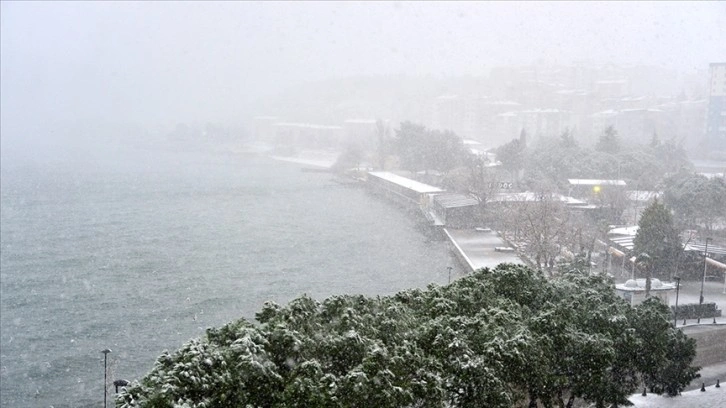 Çanakkale Boğazı kar yağışı nedeniyle transit gemilere kapatıldı