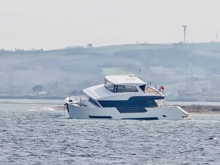 Çanakkale Boğazı’nda karaya oturan tekne kurtarıldı
