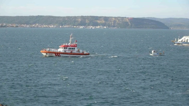 Çanakkale Boğazı’nda sürüklenen balıkçı teknesi, barınağa yanaştırıldı
