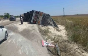 Çanakkale-Bursa karayolunda kamyona çarpan tır yan yattı: 1 yaralı