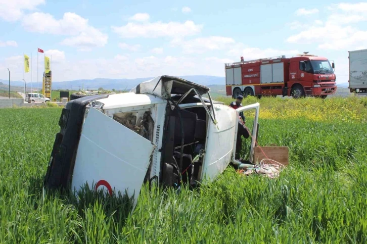 Bursa plakalı araç Çanakkale’de araç tarlaya uçtu; 3 kişi yaralandı