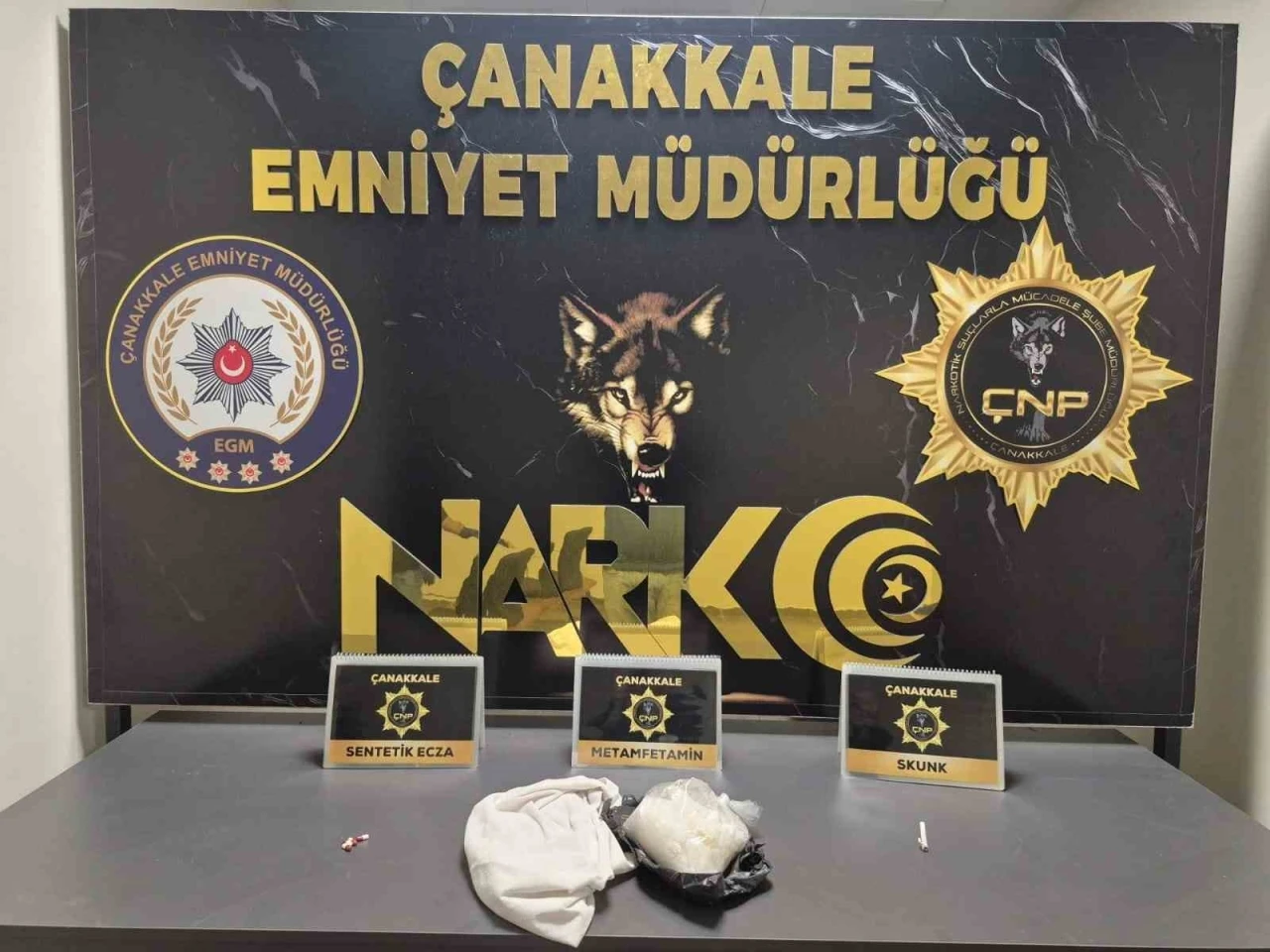 Çanakkale’de bir aracın yolcu koltuğunda piyasa değeri 3.5 milyon TL olan 1 kilo 50 gram metamfetamin ele geçirildi
