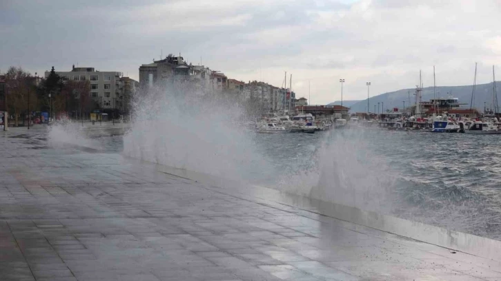 Çanakkale’de poyraz fırtınası nedeniyle oluşan dev dalgalar sahili dövdü
