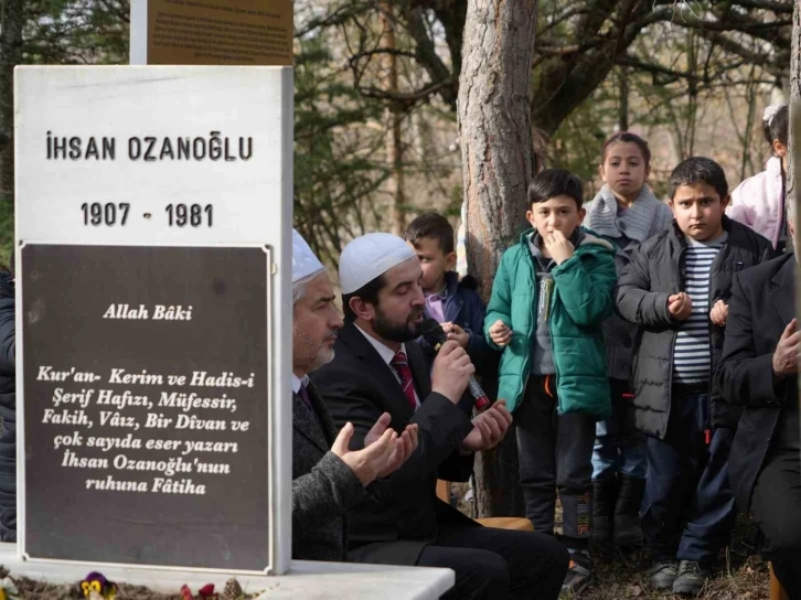 Çanakkale Türküsü’nün yazarı Halk Ozanı İhsan Ozanoğlu kabri başında anıldı