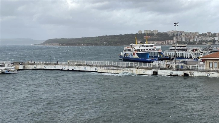 Çanakkale'de fırtına nedeniyle adalara sefer yapılamıyor