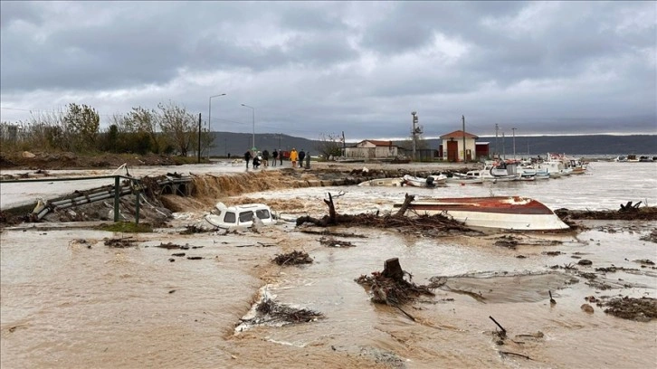 Çanakkale'de sağanak nedeniyle debisi yükselen Kepez Deresi taştı