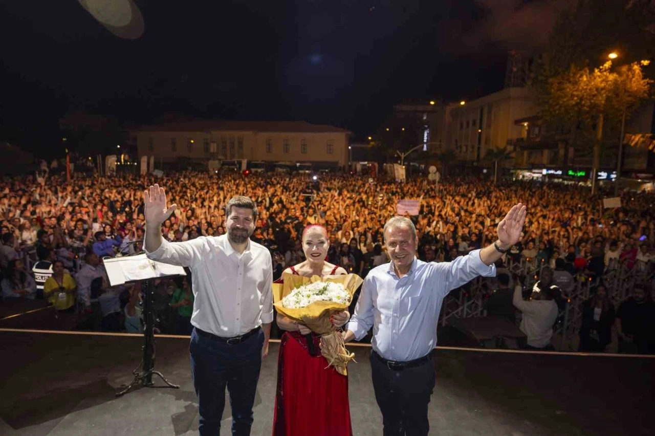 Candan Erçetin, Uluslararası Tarsus Festivalinde sahne aldı
