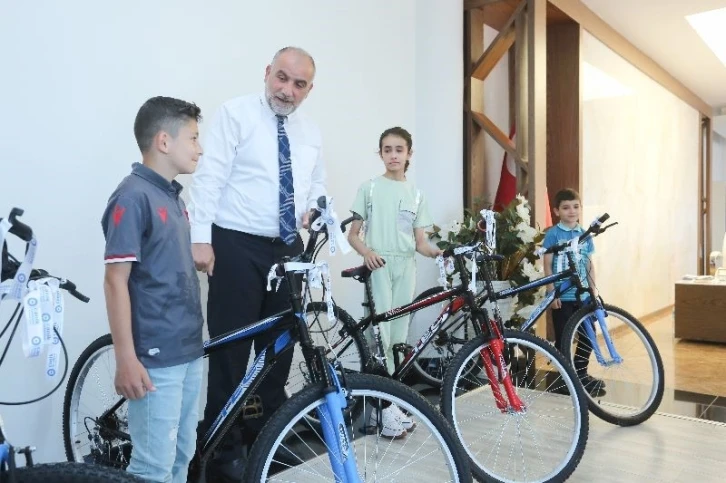 Canik Belediyesi’nden öğrencilere karne hediyesi
