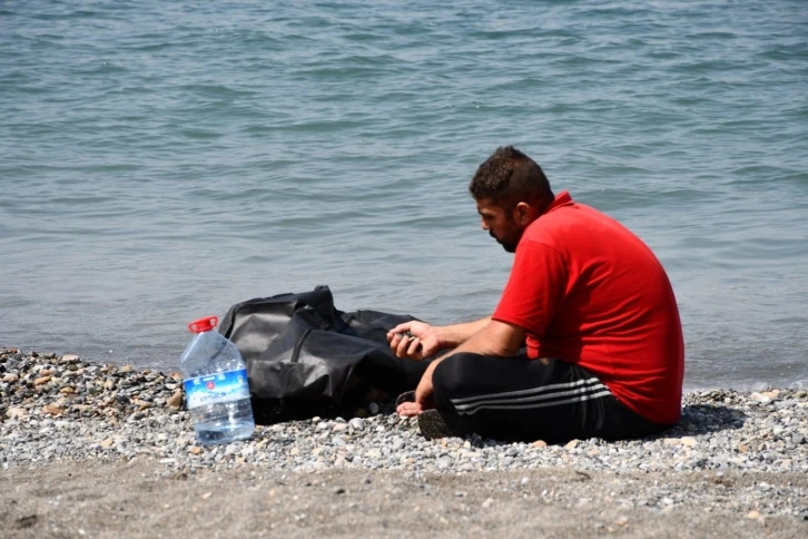 Çaresiz kardeş, denizde boğulan ağabeyinin yanından ayrılamadı
