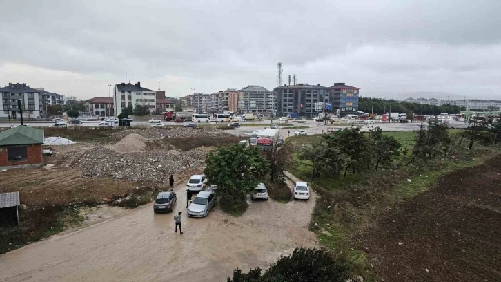 Çareyi yolu kapatmakta buldu
