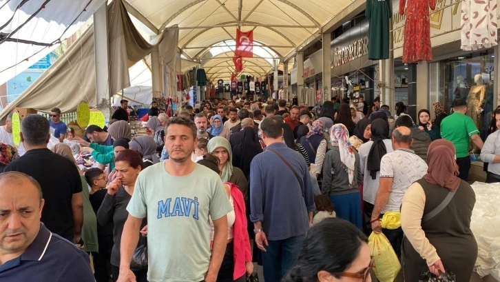 Çarşı ve sokaklarda bayram yoğunluğu
