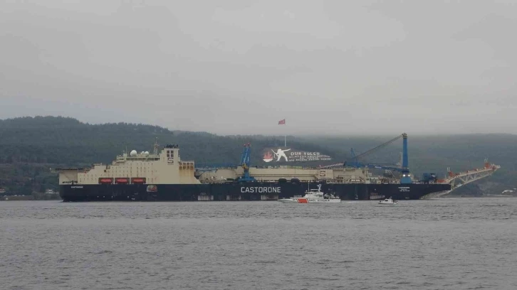 ’Castorone’ isimli boru döşeme gemisi, Çanakkale Boğazı’ndan geçti
