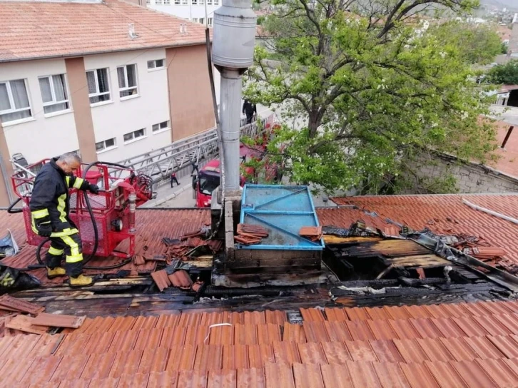 Çatı yangını büyümeden söndürüldü
