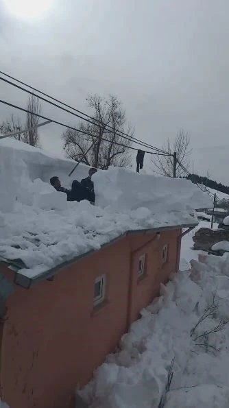 Çatıda biriken karları böyle temizlediler
