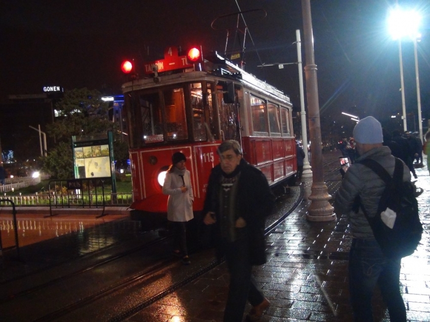 Beklenen kar yağışı Taksim’de etkili olmaya başladı