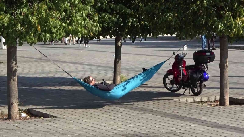 Taksim Meydanı’na hamak kurup sefa sürdü