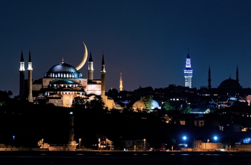 Ayasofya Camii ile hilalin buluştuğu kareler mest etti