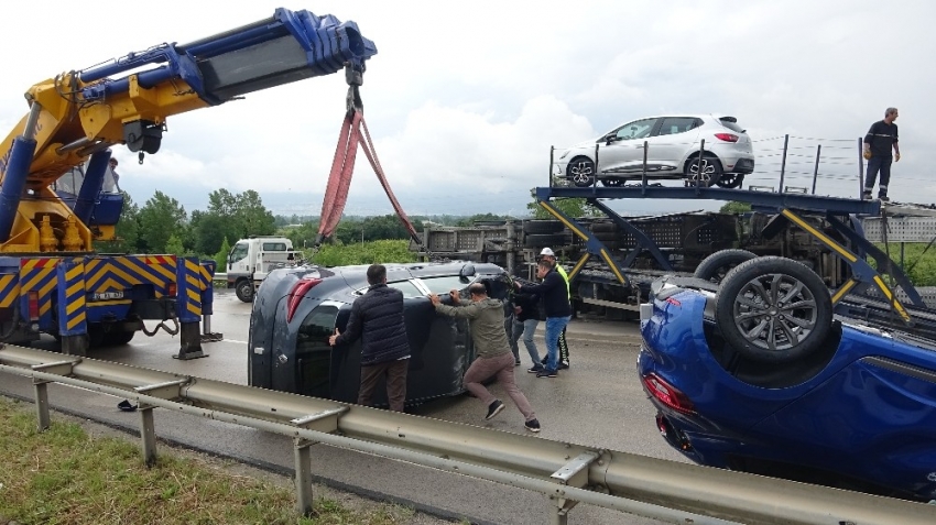 Bursa'da sıfır otomobiller etrafa saçıldı