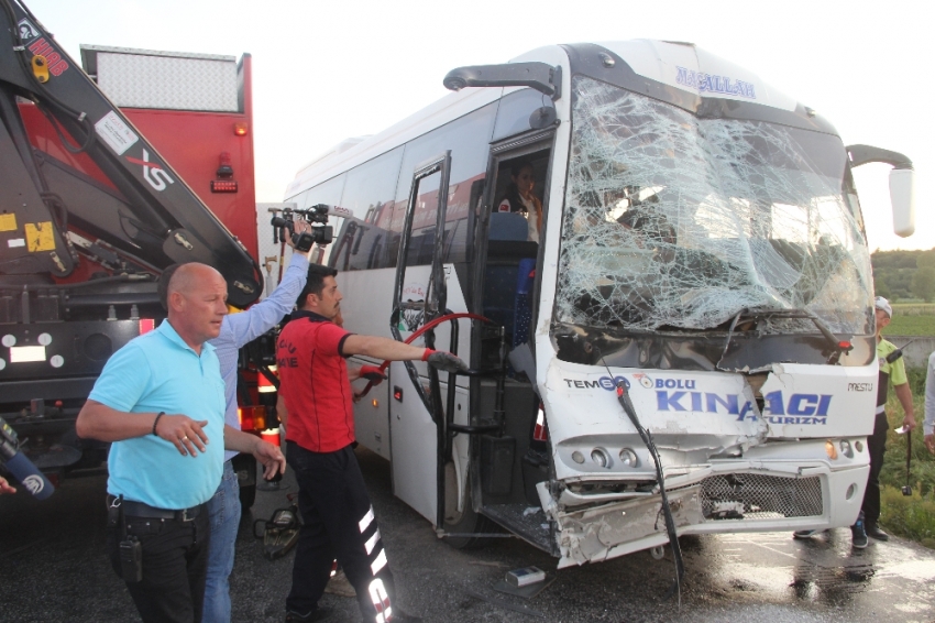 Midibüsler kaza yaptı: 30 yaralı