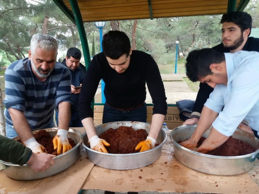 Mehmetçik için çiğ köfte yoğurdular