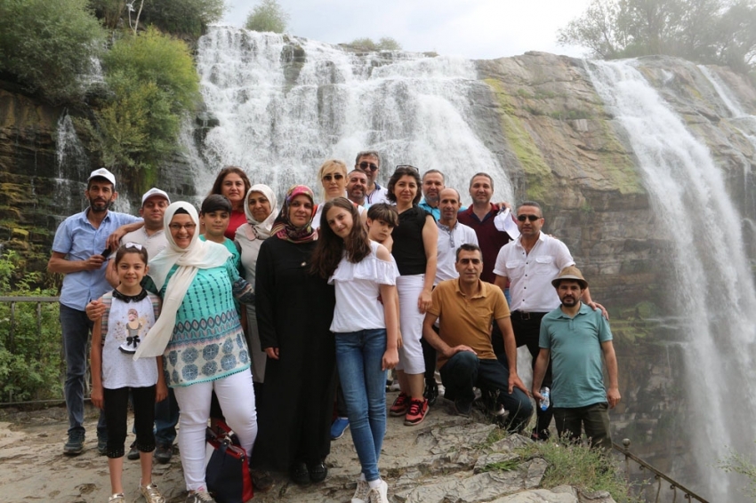 Tortum Şelalesi turistlerle doldu taştı