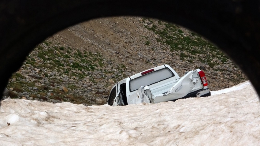 Çığ altında kalan araçlar ortaya çıktı