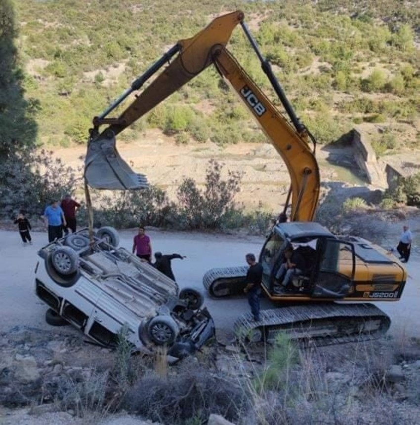 Otomobil uçtuğu şarampolden iş makinası ile çıkarıldı