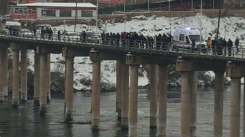 Köprü ayağına çarpan tekne battı:1 kayıp