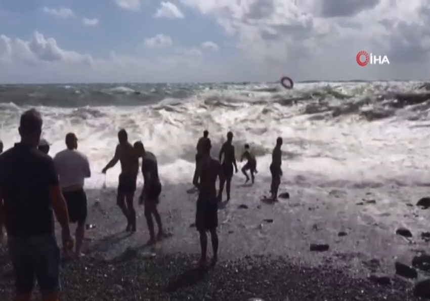 Karadeniz’in azgın sularına kapılan bir adamı 20 kişi zor kurtardı