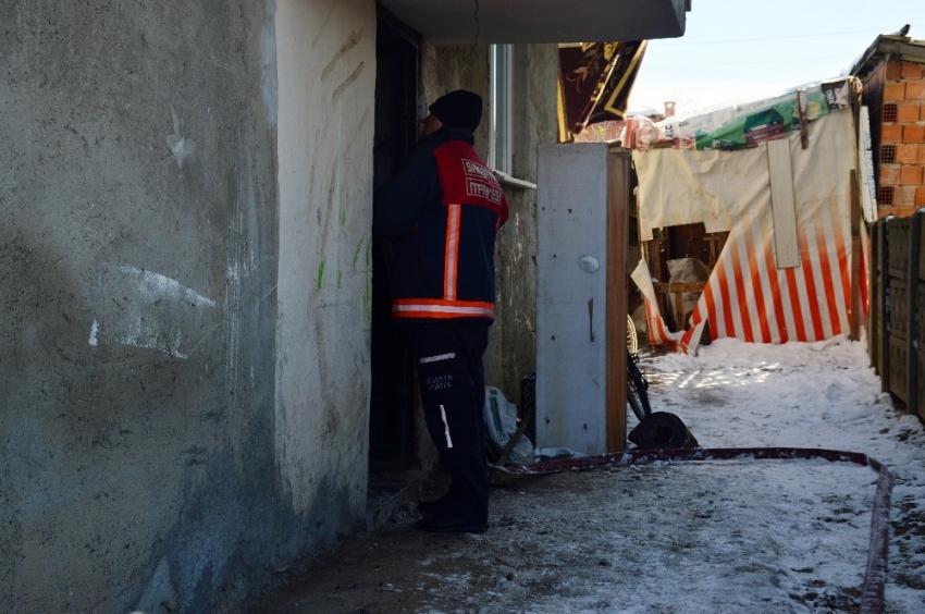 Bacada çıkan yangın itfaiye ekiplerince söndürüldü