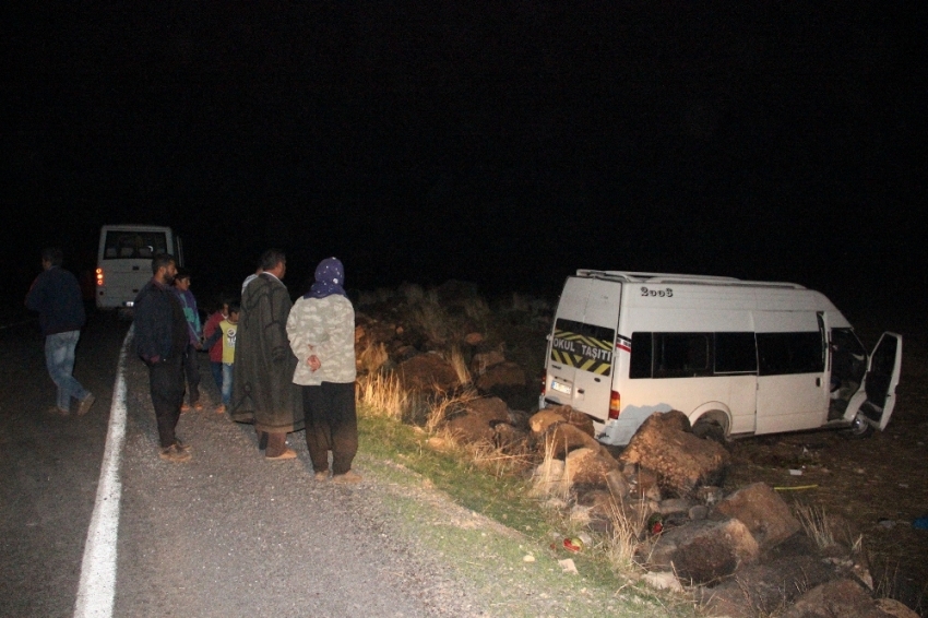 Tarım işçilerini taşıyan minibüs kayalıklara çarptı: 9 yaralı