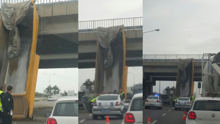 Bursa’da TIR'ın dorsesi üst geçide böyle takıldı