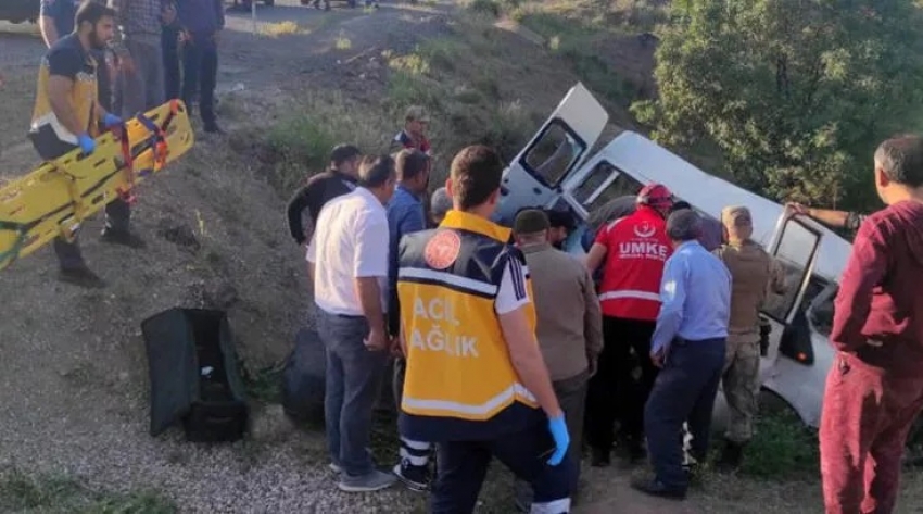 İşçileri taşıyan minibüs uçuruma yuvarlandı: 4 ölü, 6 yaralı