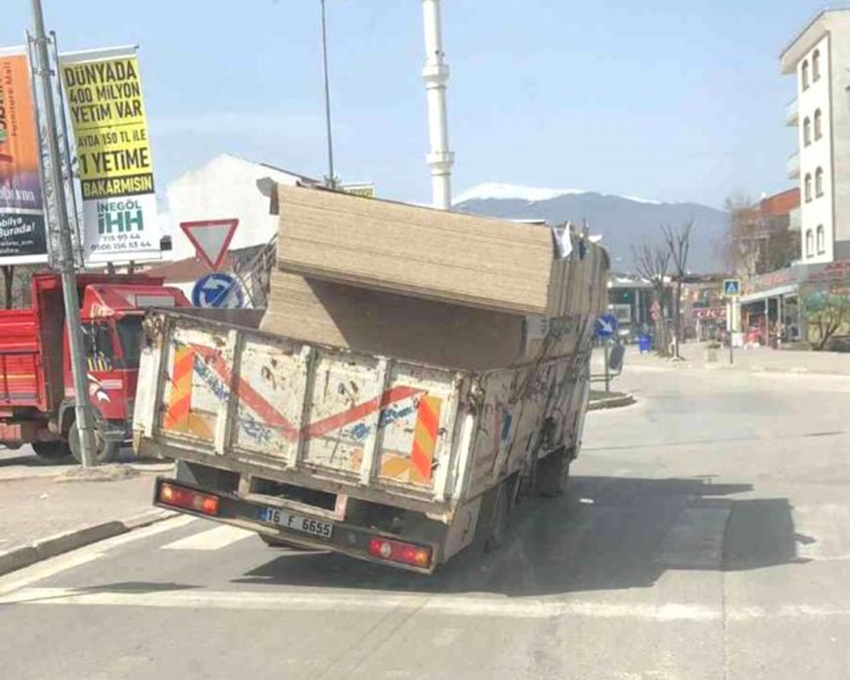 Bursa'da sunta yüklü kamyonetin tehlikeli yolculuğu