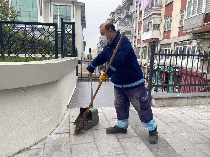 Yolun ortasında içinde 500 bin lira olan çanta buldu