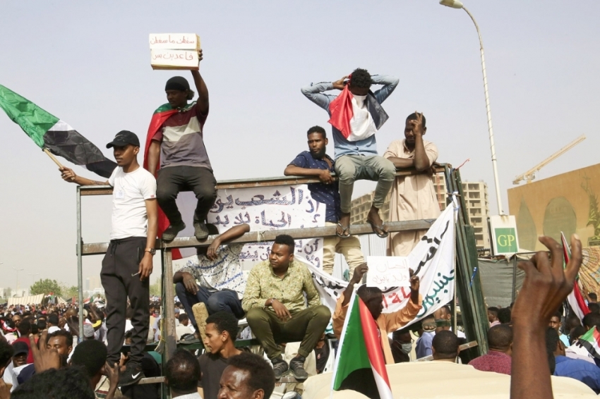 Sudan’da askeri konsey, eski hükümet üyelerini tutukladı