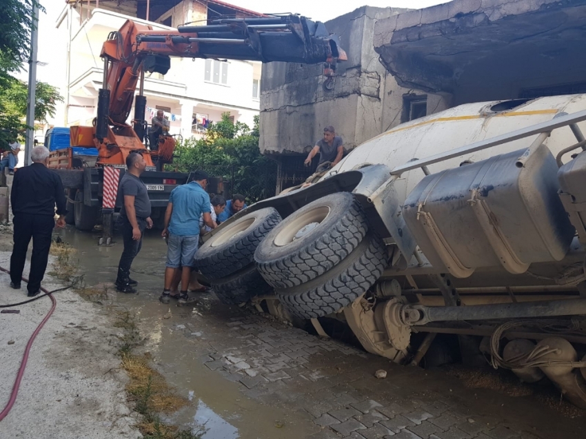 Hatay’da beton mikseri geçişinde parke zemin çöktü