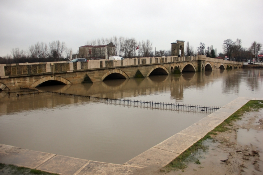 Tunca Nehri’nde ‘turuncu’ alarm devam ediyor