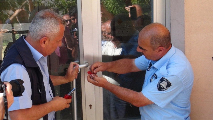 Borcu olan belediyenin elektriğini kesince binası mühürledi