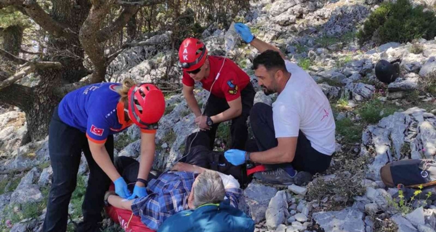 Yedek paraşütü açılan İngiliz turist kayalıklara düştü