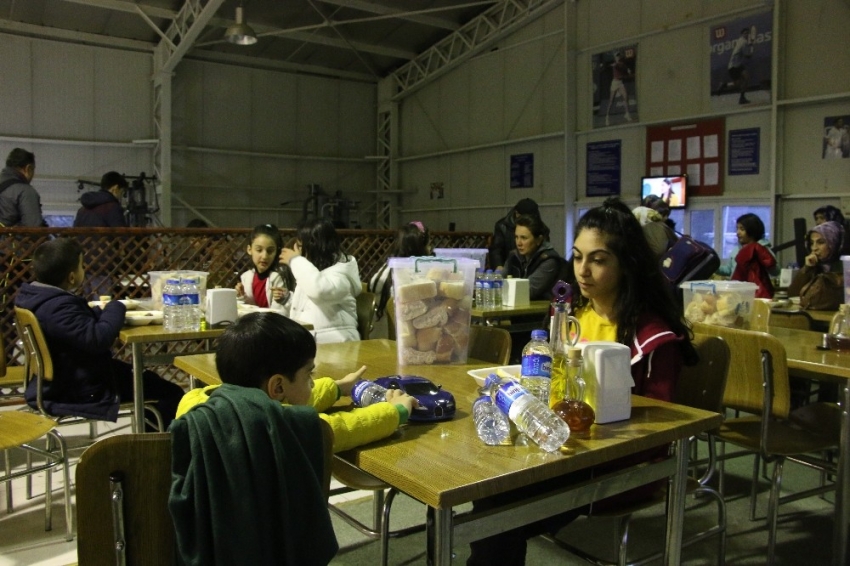 TSK, Elazığ’da kışlayı depremzedelere açtı