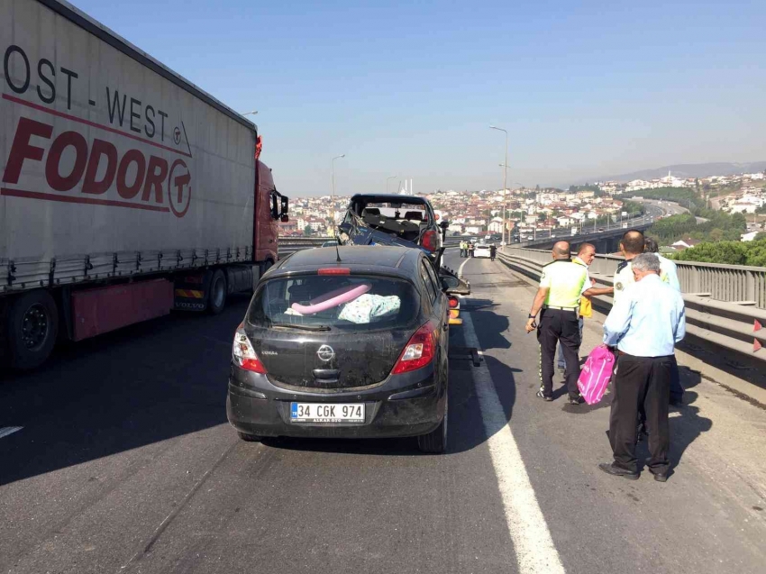 Yol üzerindeki lastik parçasına çarpınca 6 araç zincirleme kazaya karıştı