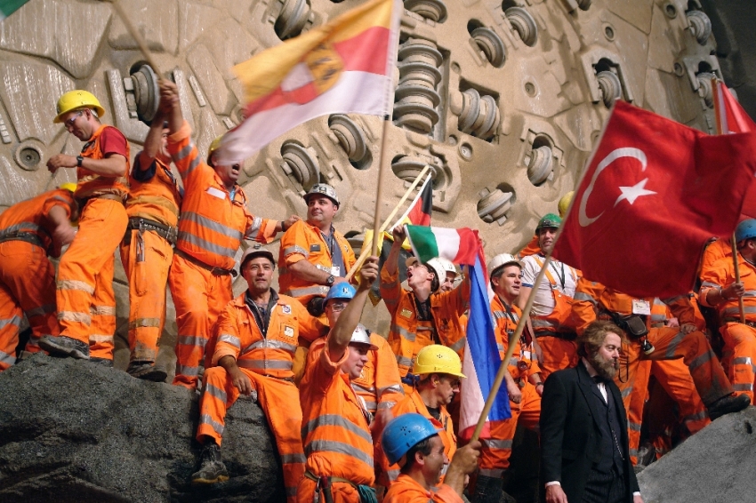 Dünyanın en uzun tüneli açıldı