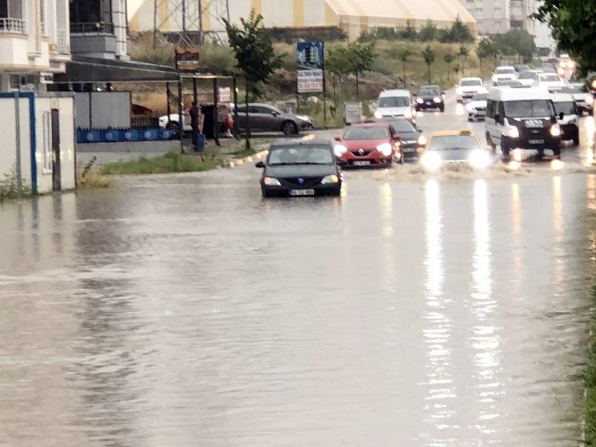 Çorlu’da sağanak yağmur caddeleri göle çevirdi