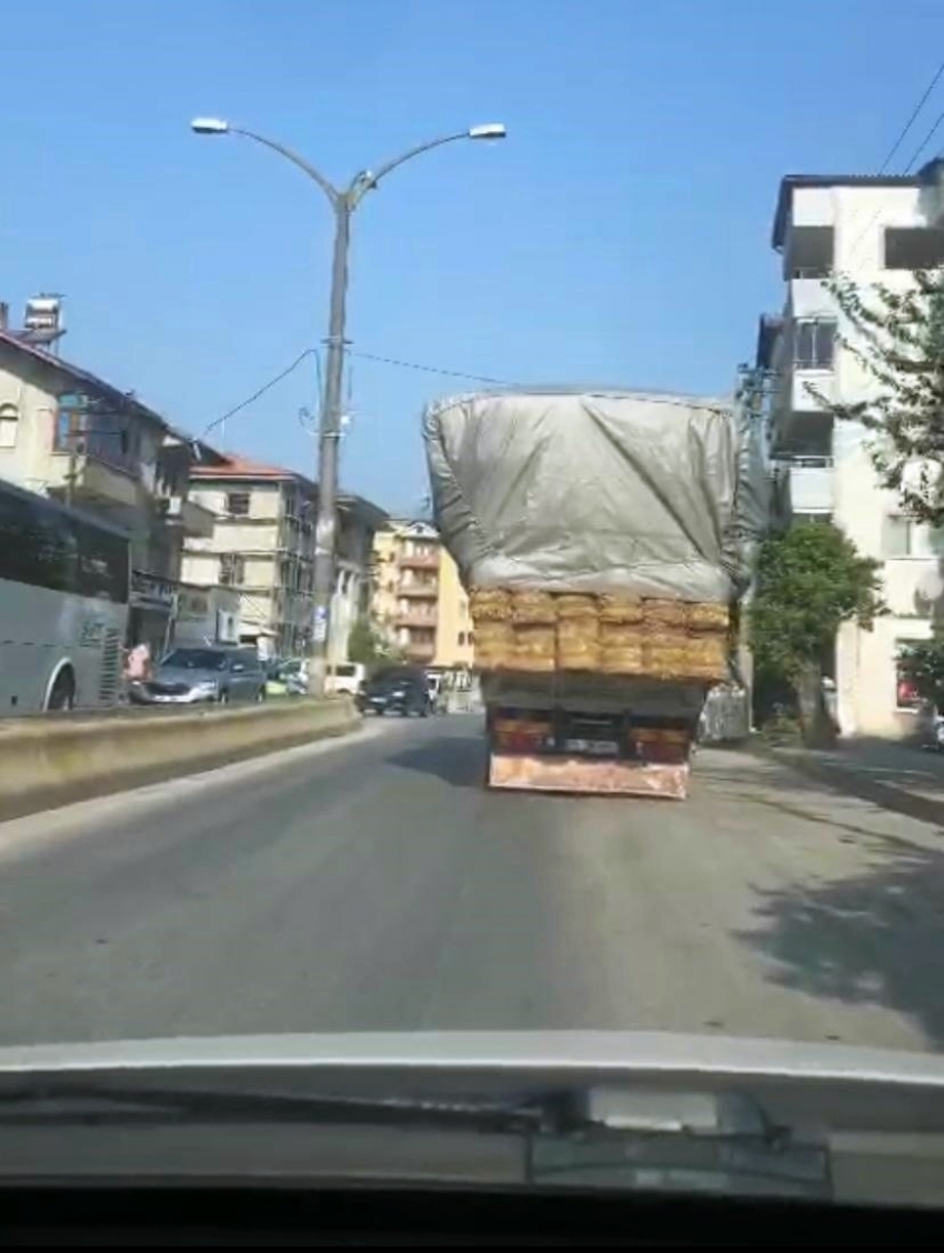 Saman yüklü kamyonet böyle tehlike saçtı