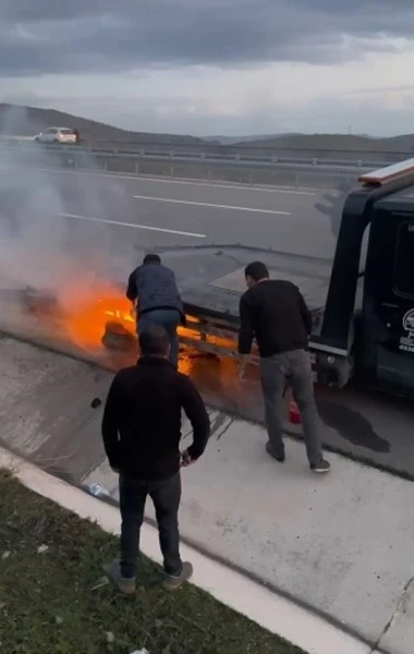 Çekicinin lastiği yandı, kimse durmadı
