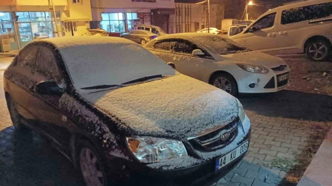 Çelikhan’da mevsimin ilk kar yağışı başladı
